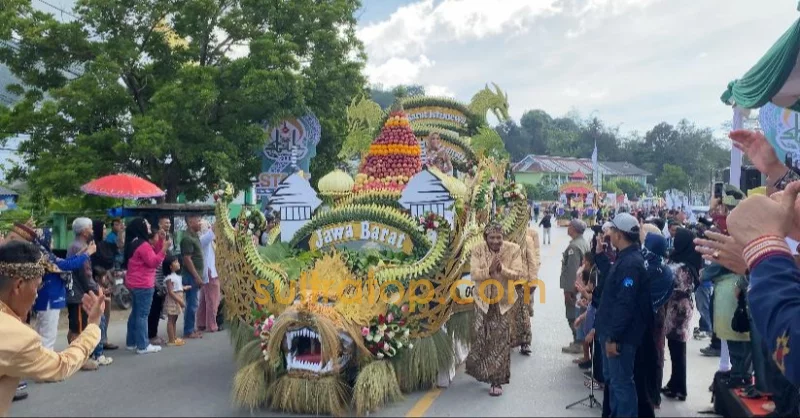 Pawai Kendaraan Hias Meriahkan Pembukaan STQH Nasional 2025 di Kendari