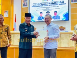 Gubernur Sultra Serahkan Sertifikat Lahan Sekolah Unggulan Garuda ke Kemendiktisaintek