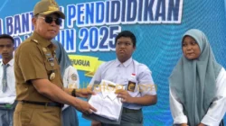 Gubernur ASR Gunakan Dana Pribadi Bantu 5 Ribu Seragam untuk Siswa SLB 4 Gubernur ASR Gunakan Dana Pribadi Bantu 5 Ribu Seragam untuk Siswa SLB