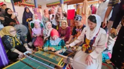 Produk Tenun dan Anyaman Muna Barat Bikin Wamendag Dyah Roro Esty Terkesima 4 Produk Tenun dan Anyaman Muna Barat Bikin Wamendag Dyah Roro Esty Terkesima