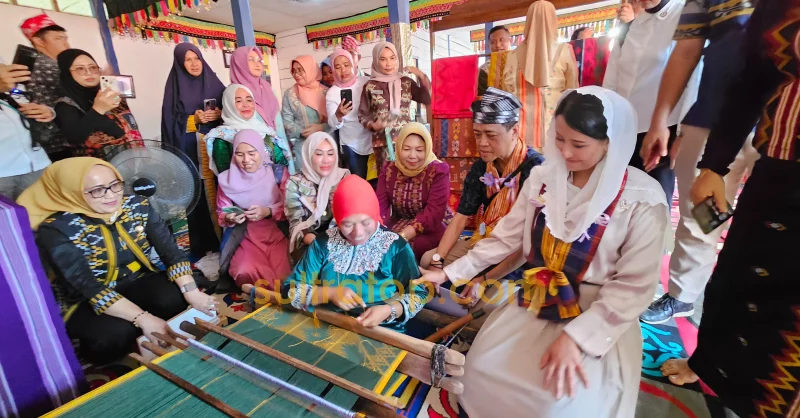 Produk Tenun dan Anyaman Muna Barat Bikin Wamendag Dyah Roro Esty Terkesima 1 Produk Tenun dan Anyaman Muna Barat Bikin Wamendag Dyah Roro Esty Terkesima