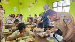 Bupati Mubar Pantau Penyaluran MBG di Kusambi, Siswa Antusias dan Terharu 3 Bupati Mubar Pantau Penyaluran MBG di Kusambi, Siswa Antusias dan Terharu