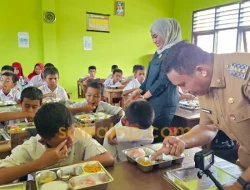 Bupati Mubar Pantau Penyaluran MBG di Kusambi, Siswa Antusias dan Terharu