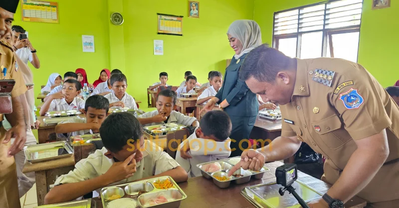 Bupati Mubar Pantau Penyaluran MBG di Kusambi, Siswa Antusias dan Terharu 1 Bupati Mubar Pantau Penyaluran MBG di Kusambi, Siswa Antusias dan Terharu