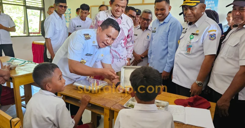 Pantau MBG di Napano Kusambi, Bupati Muna Barat Apresiasi Program Presiden Prabowo 1 Pantau MBG di Napano Kusambi, Bupati Muna Barat Apresiasi Program Presiden Prabowo