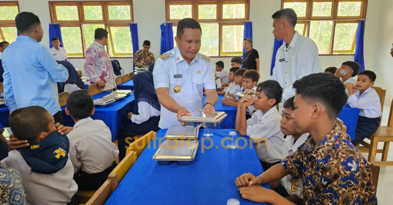 Pantau MBG di Napano Kusambi, Bupati Muna Barat Apresiasi Program Presiden Prabowo 3 Pantau MBG di Napano Kusambi, Bupati Muna Barat Apresiasi Program Presiden Prabowo