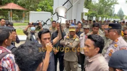 Aksi Damai Jurnalis di Kantor Gubernur Sultra: Serukan Stop Kekerasan terhadap Pers 15 Aksi Damai Jurnalis di Kantor Gubernur Sultra: Serukan Stop Kekerasan terhadap Pers