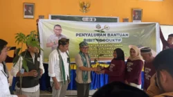 Dorong Ekonomi Hijau, Jaelani Bagikan Ribuan Bibit Produktif di Konsel dan Kendari 6 Dorong Ekonomi Hijau, Jaelani Bagikan Ribuan Bibit Produktif di Konsel dan Kendari