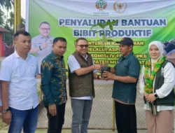 Anggota DPR RI Jaelani Serahkan Ribuan Bibit Produktif ke Petani Muna Barat untuk Dukung Pertanian Berkelanjutan