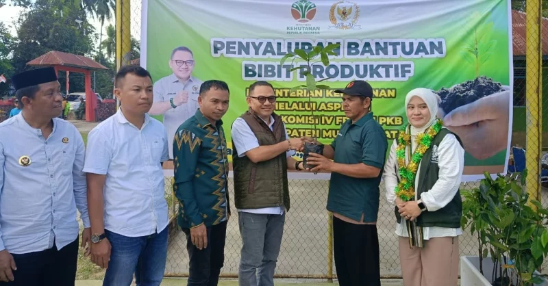 Anggota DPR RI Jaelani Serahkan Ribuan Bibit Produktif ke Petani Muna Barat untuk Dukung Pertanian Berkelanjutan