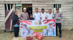 Peduli Sesama, Polsek Tikep Berbagi Sembako kepada Warga Kurang Mampu