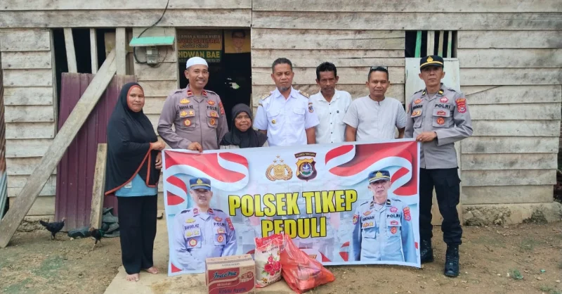 Peduli Sesama, Polsek Tikep Berbagi Sembako kepada Warga Kurang Mampu