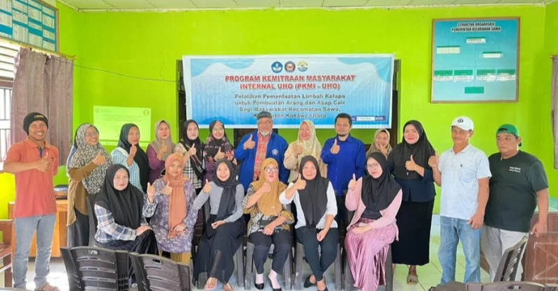 Pendidikan Fisika UHO Latih Masyarakat Sawa Olah Limbah Kelapa Jadi Arang dan Asap Cair