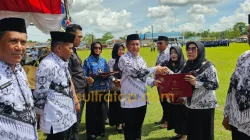 Ini 10 Guru di Muna Barat yang Terima Satya Lencana Karya Satya, Diserahkan Langsung Bupati Darwin 3 Ini 10 Guru di Muna Barat yang Terima Satya Lencana Karya Satya, Diserahkan Langsung Bupati Darwin
