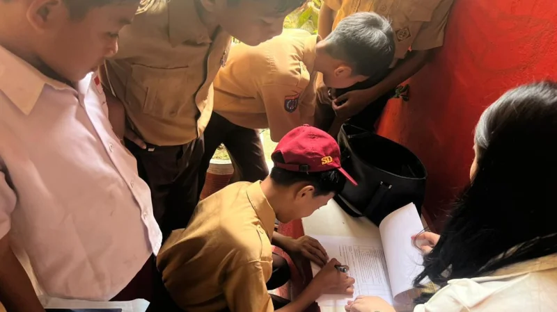 Dukung Program OJK, BPR Bahteramas Kendari Beri Buku Tabungan Pelajar untuk Siswa SDN 18 Kendari