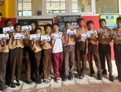 Dukung Program OJK, BPR Bahteramas Kendari Beri Buku Tabungan Pelajar untuk Siswa SDN 18 Kendari