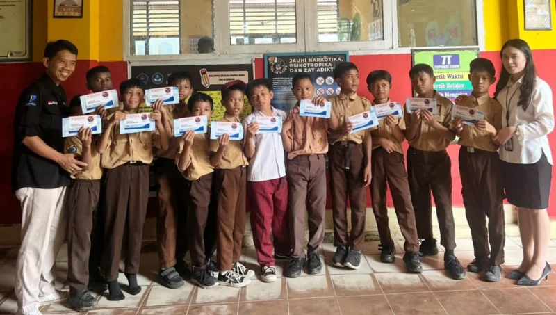 Dukung Program OJK, BPR Bahteramas Kendari Beri Buku Tabungan Pelajar untuk Siswa SDN 18 Kendari