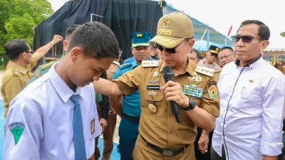 Gubernur ASR Gelontorkan Beasiswa Rp475 Juta untuk 160 Siswa Berprestasi