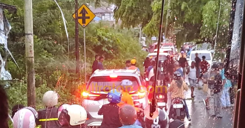 Pohon Tumbang Timpa Tiang Listrik, Kemacetan Terjadi di Terminal Warumusio Baubau 1 Pohon Tumbang Timpa Tiang Listrik, Kemacetan Terjadi di Terminal Warumusio Baubau