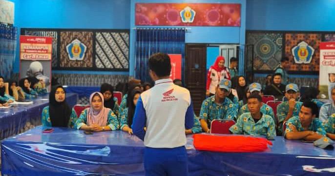 Asmo Sulsel Bekali Siswa SMKN 2 Pangkep dengan Edukasi Safety Riding, Tekankan Fokus dan Kesiapan Tubuh saat Berkendara 1 Asmo Sulsel Bekali Siswa SMKN 2 Pangkep dengan Edukasi Safety Riding, Tekankan Fokus dan Kesiapan Tubuh saat Berkendara
