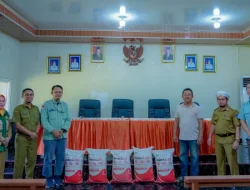 Dukung Ketahanan Pangan, PT Vale Bantu Petani Huko-Huko Kolaka dengan 617 Sak Pupuk