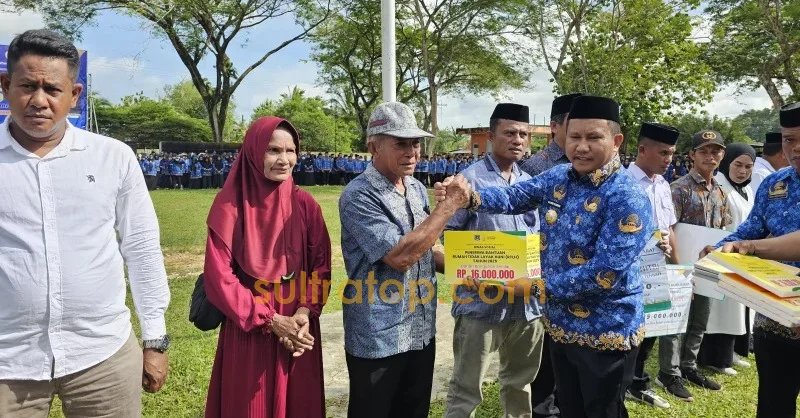 Komitmen Pengentasan Kemiskinan, Pemkab Muna Barat Salurkan Bantuan RTLH kepada 92 KK