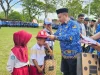 Bupati Muna Barat Bagikan Seragam dan Alat Tulis Gratis untuk 3.585 Siswa