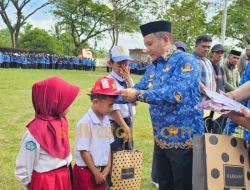 Bupati Muna Barat Bagikan Seragam dan Alat Tulis Gratis untuk 3.585 Siswa