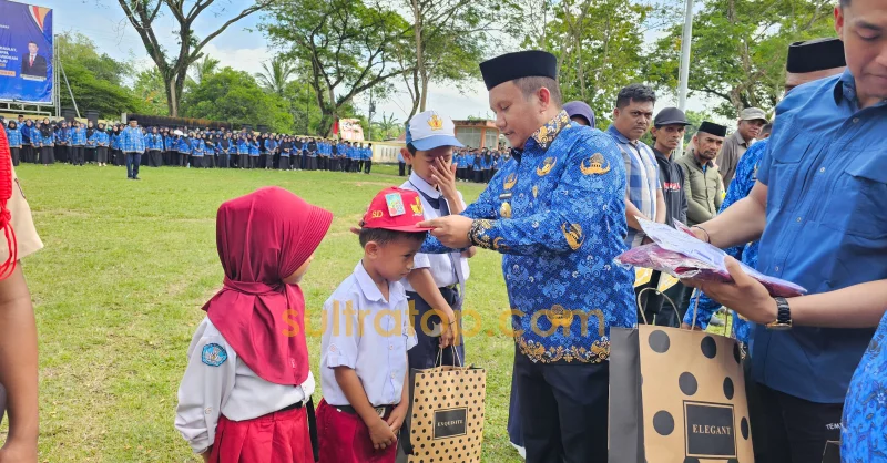Bupati Muna Barat Bagikan Seragam dan Alat Tulis Gratis untuk 3.585 Siswa