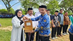 Bupati Muna Barat Serahkan Perpanjangan SK BPD hingga 2028, Ingatkan BPD Jadi Lembaga Kontrol Desa