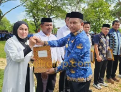 Bupati Muna Barat Serahkan Perpanjangan SK BPD hingga 2028, Ingatkan BPD Jadi Lembaga Kontrol Desa