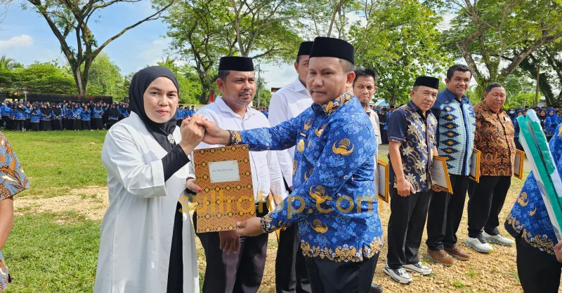 Bupati Muna Barat Serahkan Perpanjangan SK BPD hingga 2028, Ingatkan BPD Jadi Lembaga Kontrol Desa