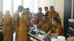 Sekwan Serahkan 84 SK PPPK Paruh Waktu Lingkup DPRD Kendari