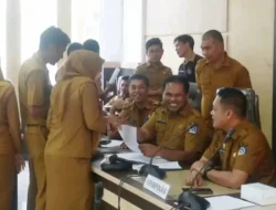 Sekwan Serahkan 84 SK PPPK Paruh Waktu Lingkup DPRD Kendari