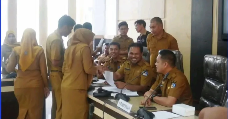 Sekwan Serahkan 84 SK PPPK Paruh Waktu Lingkup DPRD Kendari