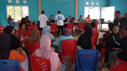 Disdukcapil Mubar Menyeberangi Lautan Beri Pelayanan, Warga Pulau Gala Padati Balai Desa 15 Disdukcapil Mubar Menyeberangi Lautan Beri Pelayanan, Warga Pulau Gala Padati Balai Desa