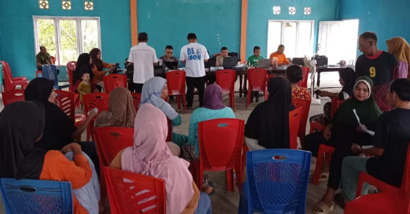 Disdukcapil Mubar Menyeberangi Lautan Beri Pelayanan, Warga Pulau Gala Padati Balai Desa