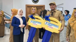 BPR Bahteramas Kendari Beri Dua Unit Kendaraan Pengangkut Sampah ke Pemkot