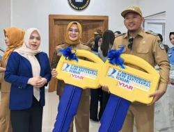 BPR Bahteramas Kendari Beri Dua Unit Kendaraan Pengangkut Sampah ke Pemkot