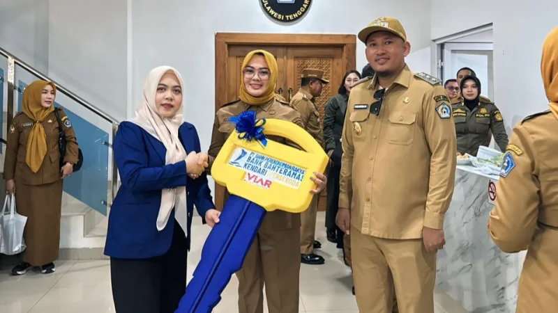 BPR Bahteramas Kendari Beri Dua Unit Kendaraan Pengangkut Sampah ke Pemkot