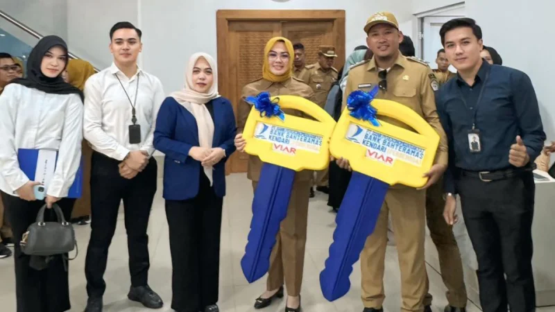 BPR Bahteramas Kendari Beri Dua Unit Kendaraan Pengangkut Sampah ke Pemkot