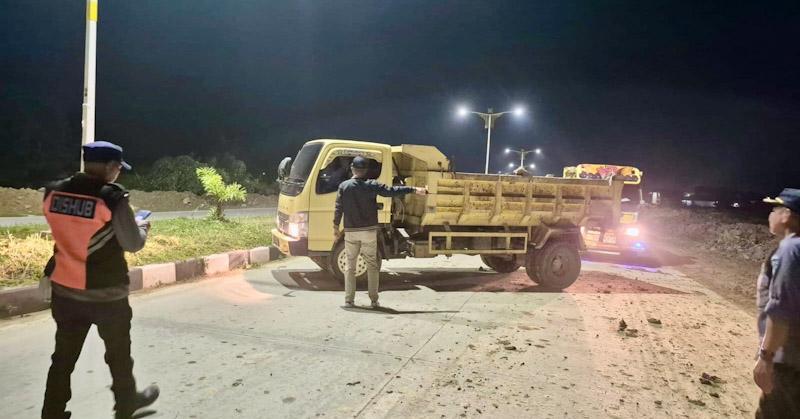 Cegah Kecelakaan, Dishub Kendari Tertibkan Timbunan Tanah di Jalan Lingkar Dalam 1 Cegah Kecelakaan, Dishub Kendari Tertibkan Timbunan Tanah di Jalan Lingkar Dalam