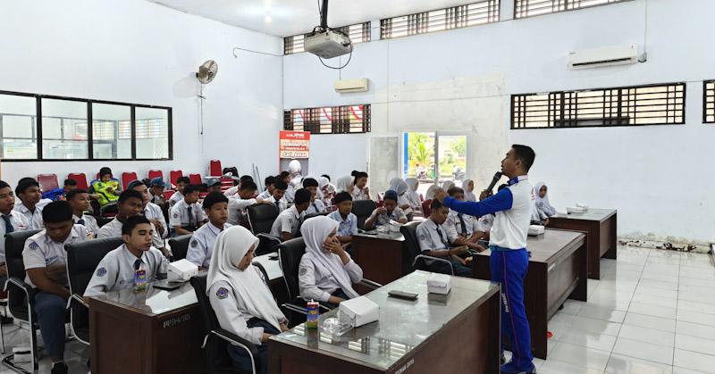 Asmo Sulsel Berikan Edukasi Safety Riding untuk Siswa SMKN 4 Gowa Bersama Polres Gowa 1 Asmo Sulsel Berikan Edukasi Safety Riding untuk Siswa SMKN 4 Gowa Bersama Polres Gowa