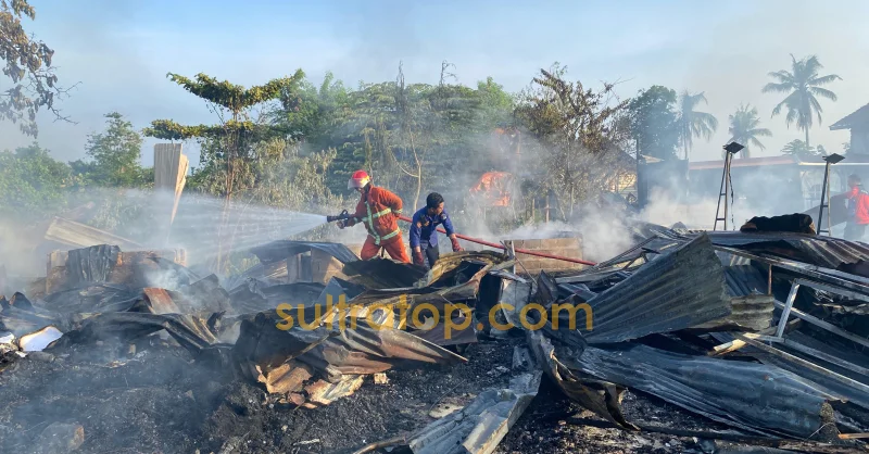 Diduga Korsleting Listrik, 15 Kios Depan HBM Kendari Terbakar dan 2 Ruko Terdampak 1 Diduga Korsleting Listrik, 15 Kios Depan HBM Kendari Terbakar dan 2 Ruko Terdampak