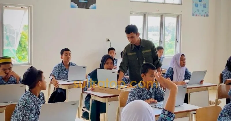 Siswa Sekolah Rakyat Menengah Pertama 25 Kendari Dibekali Laptop untuk Belajar Coding dan AI 1 Siswa Sekolah Rakyat Menengah Pertama 25 Kendari Dibekali Laptop untuk Belajar Coding dan AI