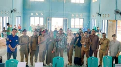 Pelayanan Jemput Bola Disdukcapil Muna Barat Disambut Antusias Warga Pulau Maginti
