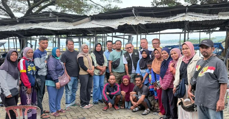 Jaelani Bantu Pedagang Korban Kebakaran di Pelabuhan Raha, Dorong Penataan Ulang Kawasan 1 Jaelani Bantu Pedagang Korban Kebakaran di Pelabuhan Raha, Dorong Penataan Ulang Kawasan