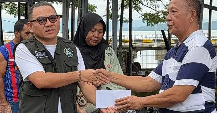 Jaelani Bantu Pedagang Korban Kebakaran di Pelabuhan Raha, Dorong Penataan Ulang Kawasan 3 Jaelani Bantu Pedagang Korban Kebakaran di Pelabuhan Raha, Dorong Penataan Ulang Kawasan
