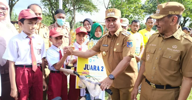 Apresiasi Siswa Berprestasi, Bupati Muna Barat Serahkan Laptop hingga Sepeda