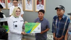 Wali Kota Kendari Serahkan 1.500 Kartu BPJS Ketenagakerjaan untuk Pekerja Informal